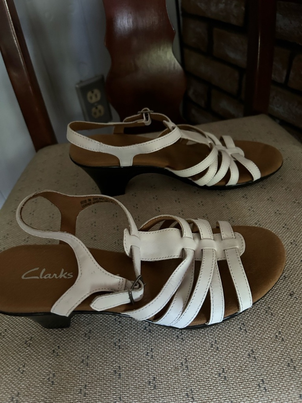 Clarks White Leather Sandals Size 8M - Picture 2 of 7